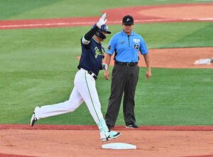 DeNA対ヤクルト　2回表ヤクルト無死、村上は左越え先制ソロ本塁打を放ちポーズを決める(撮影･滝沢徹郎)　