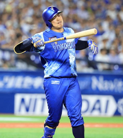 DeNA対ヤクルト　5回裏DeNA無死一塁、スリーバント失敗で悔しがる東(撮影･浅見桂子)