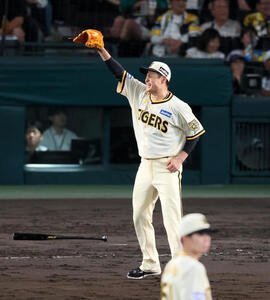 阪神対広島　7回表広島2死二、三塁、大竹は大盛を左飛に仕留めると、グラブを突き上げて雄たけびを上げる(撮影･加藤哉)