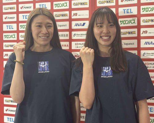 VNLから帰国し、笑顔でポーズを取る(左から)石川と関(撮影･勝部晃多)