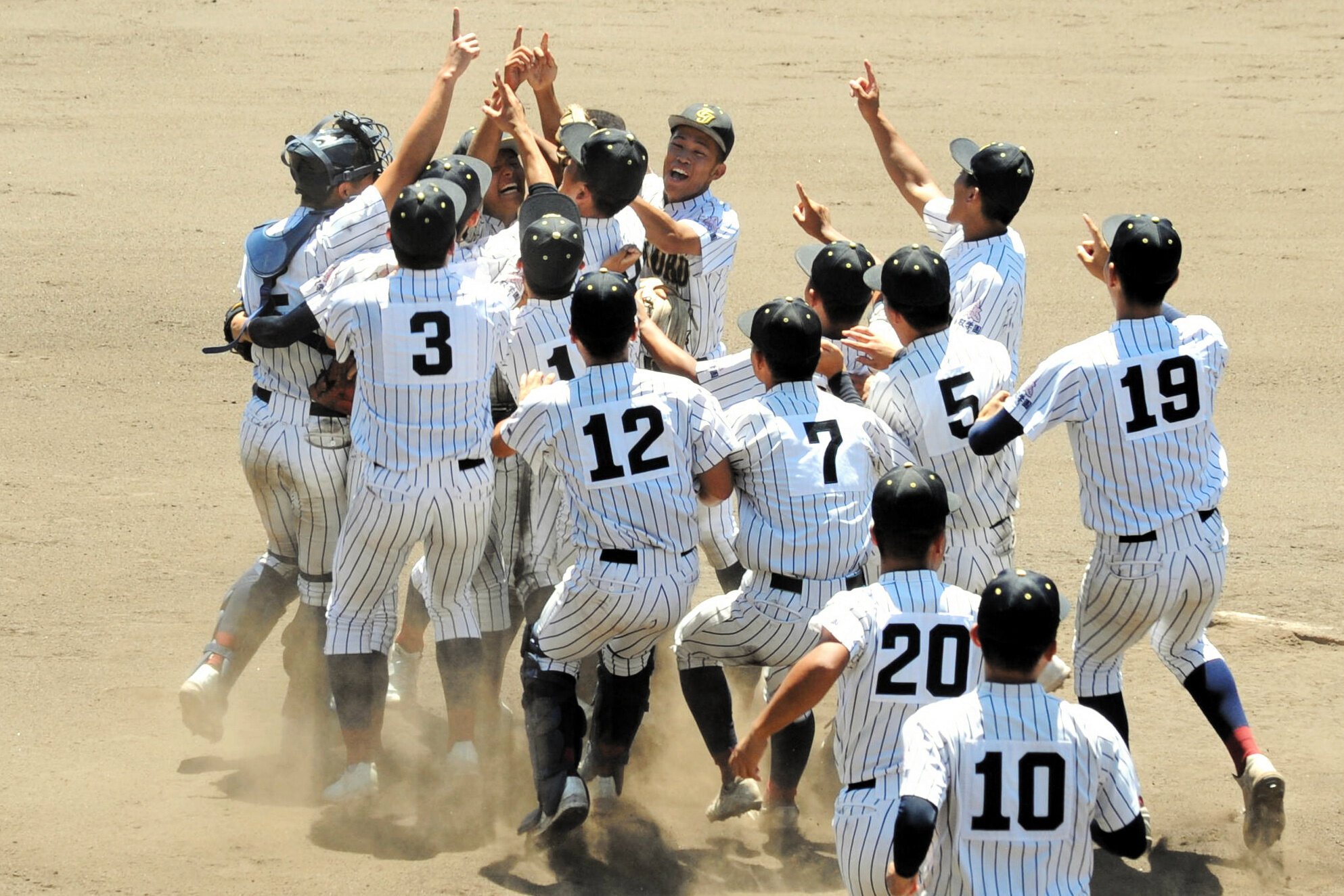 優勝を決め、マウンド付近で喜ぶ鳥取城北の選手たち=2025年7月28日午後0時15分、どらドラパーク米子市民、奥平真也撮影