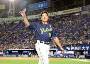 DeNA対ヤクルト　ヒーローインタビューを終え、スタンドに帽子を振ってあいさつするヤクルト村上(撮影･浅見桂子)