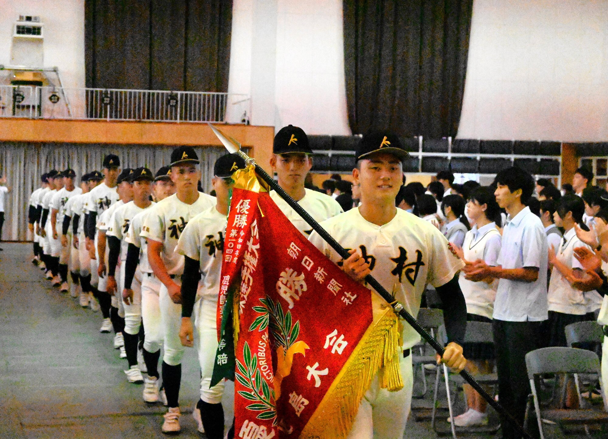 壮行式で入場する選手たち=2025年7月29日午前10時33分、鹿児島県いちき串木野市、井潟克弘撮影