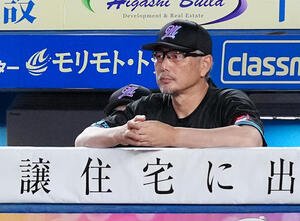 ロッテ対楽天　ベンチから試合を見るロッテ吉井監督(撮影･鈴木みどり)