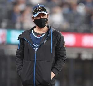 日本ハム対ソフトバンク　選手交代を告げる新庄監督(撮影･黒川智章)