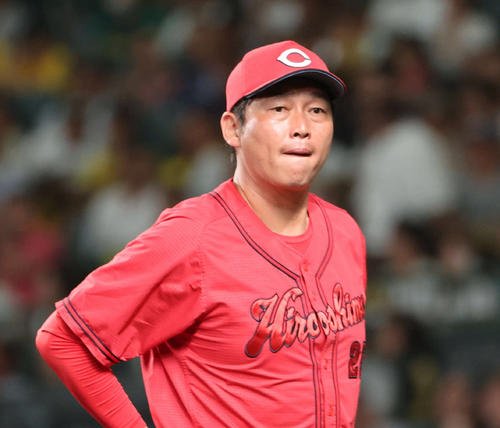阪神対広島　8回の攻撃を終え、選手交代を告げ、ベンチに戻る広島新井監督(撮影･西尾就之)