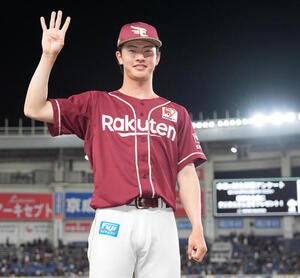 ロッテ対楽天　ロッテに勝利し、笑顔で写真に納まる楽天古謝(撮影･鈴木みどり)