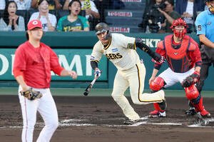 阪神対広島　1回裏阪神2死一、二塁、中前適時打を放つ大山。投手床田(撮影･加藤哉)