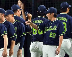 DeNA対ヤクルト　試合に勝利しヤクルト高津監督(手前右)は村上とタッチを交わす(撮影･滝沢徹郎)　