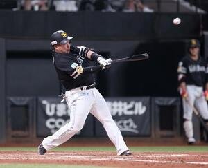 日本ハム対ソフトバンク　4回表ソフトバンク1死一、二塁、左越え3点本塁打を放つ山川(撮影･黒川智章)