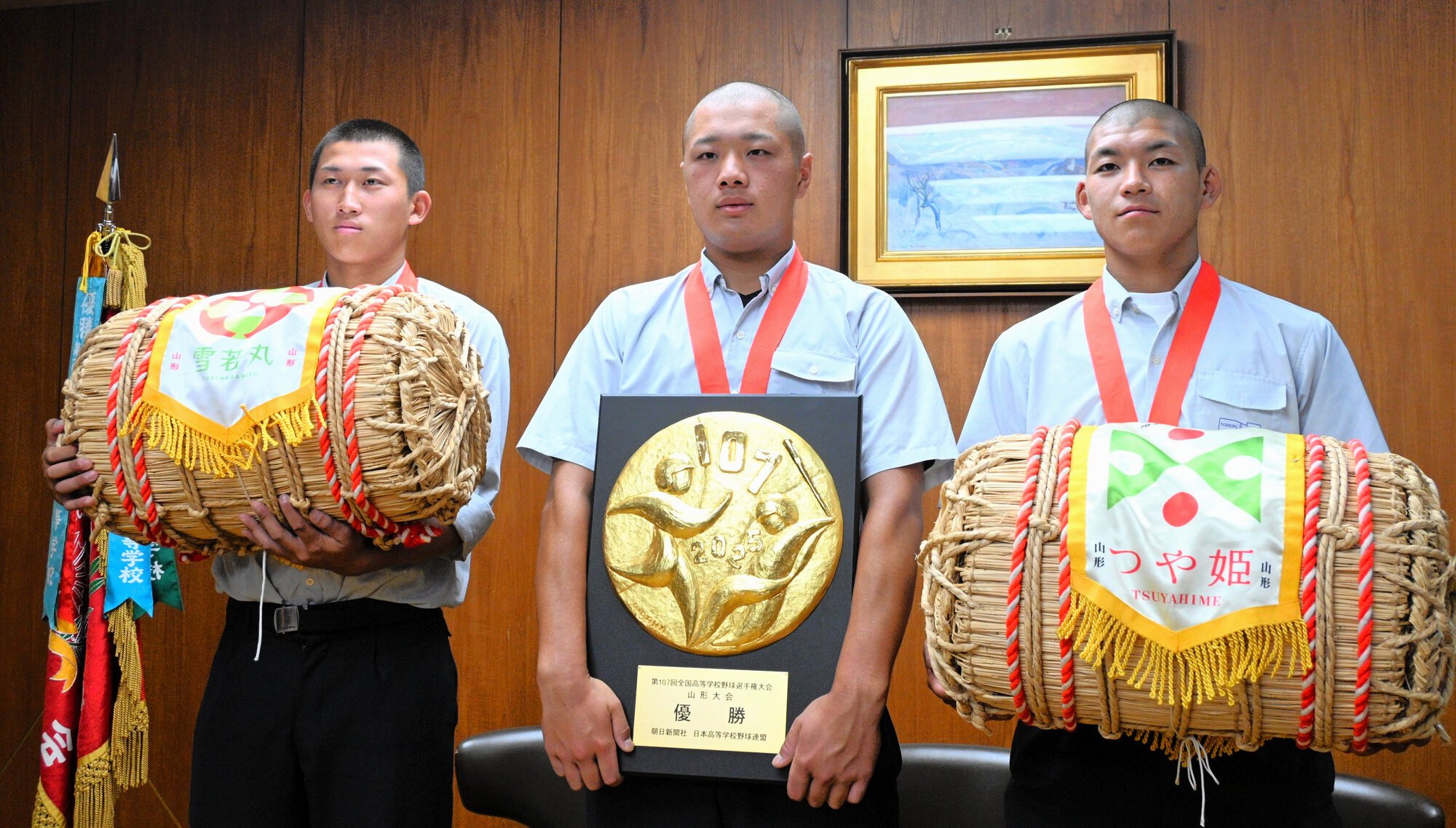 山形大会で優勝し、県から県産米が贈られた日大山形の(左から)本田聖投手、佐藤塁選手、岩下瑛斗主将=2025年7月29日、県庁、黒川和久撮影