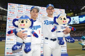 中日対巨人　ヒーローインタビューを終え笑顔で写真に納まる中日岡林(左)とボスラー(撮影･前田充)