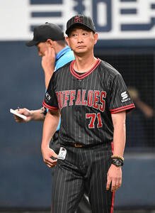 オリックス対西武　7回を終え投手交代を告げるオリックス岸田監督(撮影･和賀正仁)