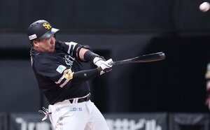 四回表ソフトバンク1死一、二塁、左越え3点本塁打を放つ山川