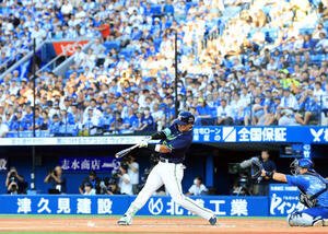 DeNA対ヤクルト　2回表ヤクルト無死、左越えソロ本塁打を放つ村上(撮影･浅見桂子)