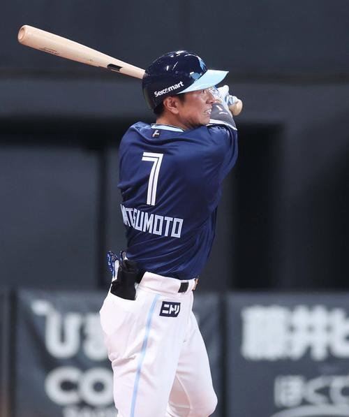 日本ハム対ソフトバンク　1回裏日本ハム1死、左前打を放つ松本剛(撮影･黒川智章)