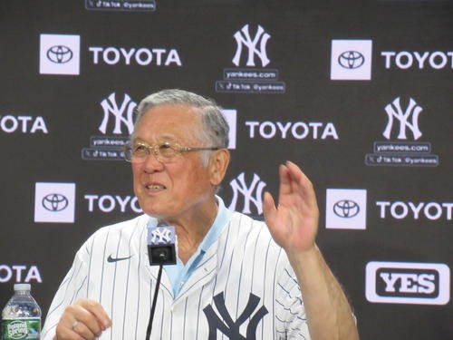 ヤンキースタジアムで始球式を行った村上雅則さん