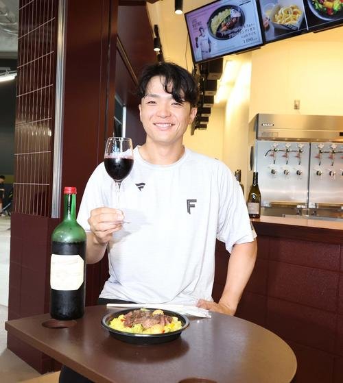 エスコンフィールド北海道内にオープンする新店舗でノンアルコールワインや料理を試食する郡司(撮影･黒川智章)