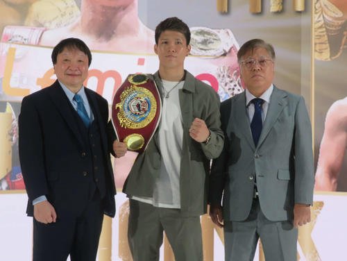 9月26日の東京･後楽園ホールで防衛戦が発表されたWBOアジア･パシフィック･ライト級王者宇津木秀(中央)。左端は大橋ジム大橋秀行会長、右端はDANGANジム瀬端幸男会長