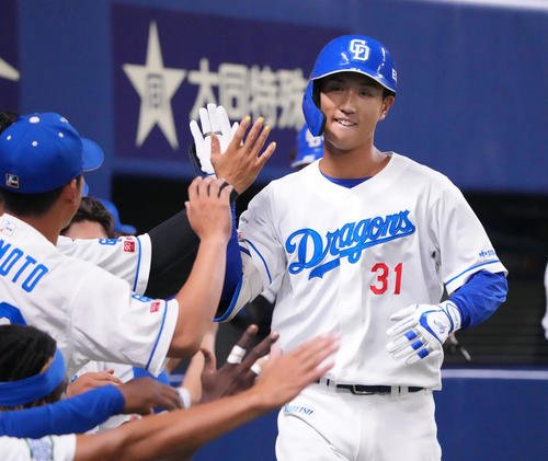 ウエスタン中日対阪神　6回裏中日1死一、二塁、森駿(右)は右越え3点本塁打を放ちタッチを交わす(撮影･森本幸一)