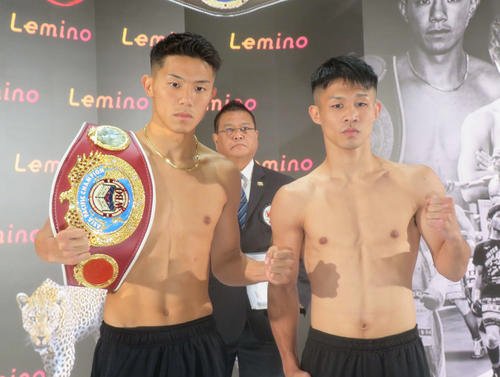 計量パスしたWBOアジア･パシフィック･スーパーフェザー級王者渡辺海(左)と同級1位斎藤麗王