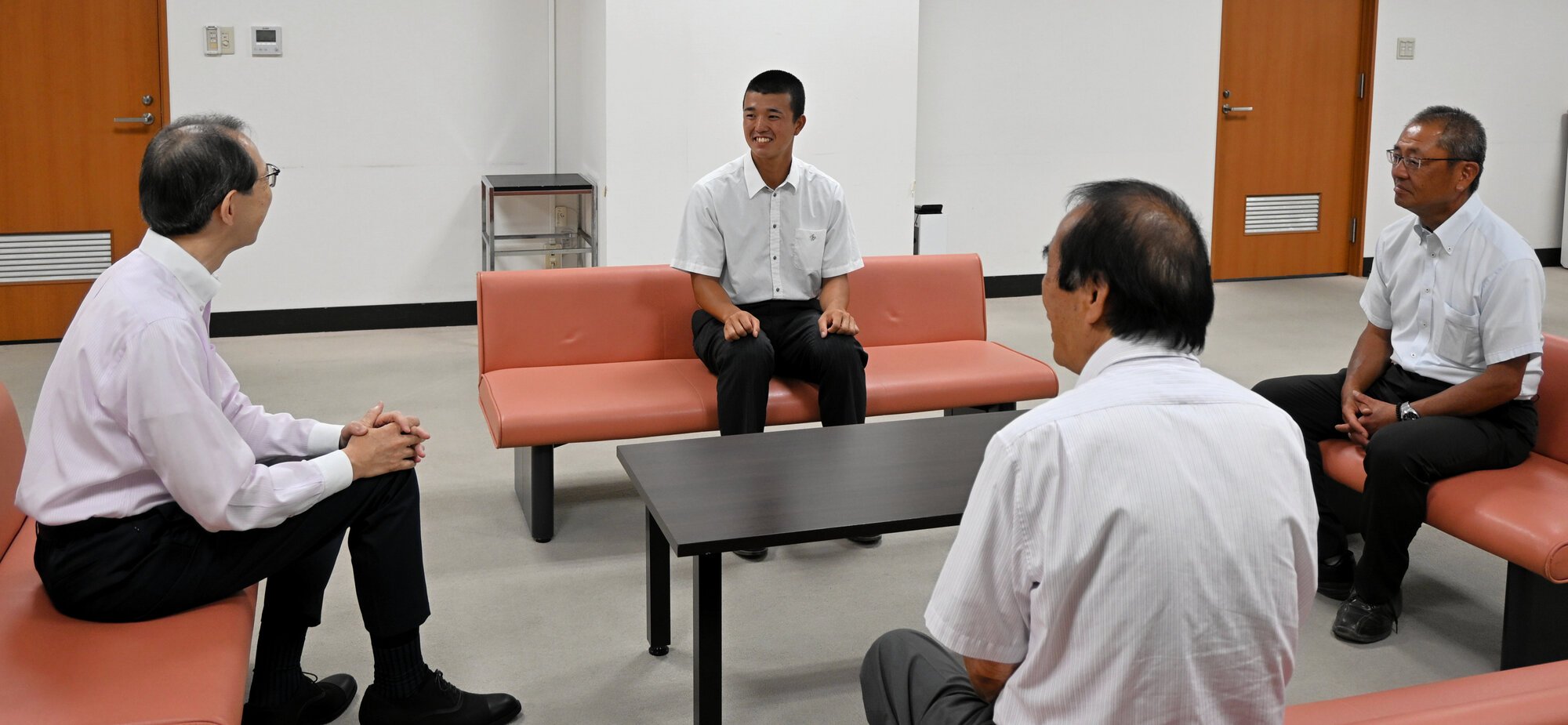 竹内主将(中)に話しかける内堀知事(左)=2025年7月30日午前11時38分、福島県庁、荒川公治撮影