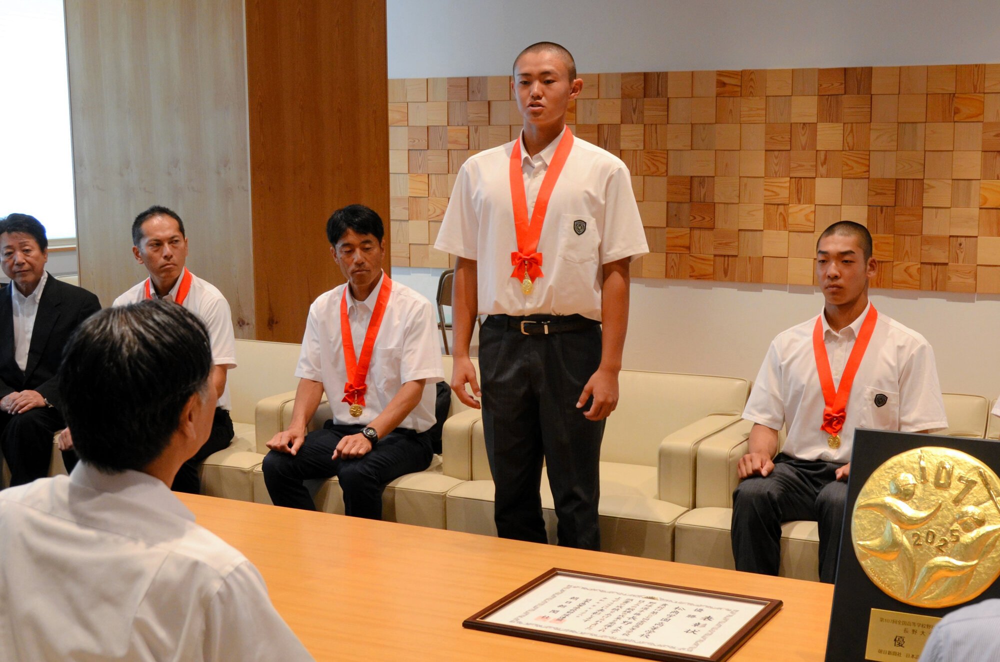 阿部守一知事(手前左)に決意表明をする小林伸伍主将(右から2人目)=2025年7月30日、長野県庁、菅沼遼撮影