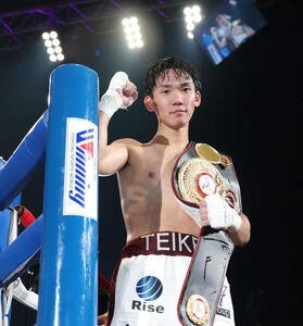 エリック･ロサにTKO勝利し、肩にベルトを掛けながらガッツポーズする高見(撮影･宮地輝)