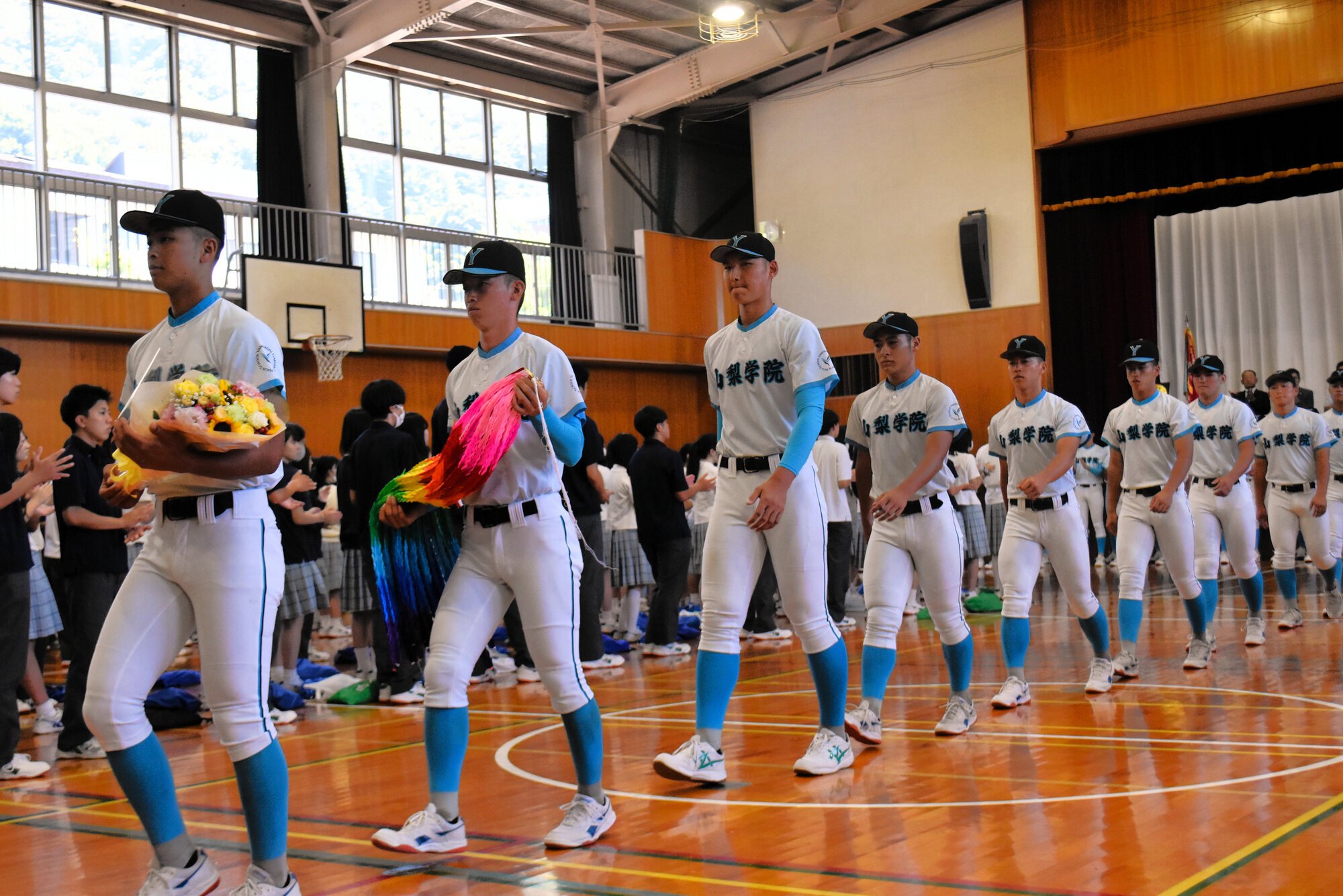 壮行会を終えて在校生に見送られる選手たち=2025年7月30日、甲府市、池田拓哉撮影