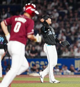ロッテ対楽天　9回表楽天無死満塁、鈴木大に押し出し四球を与え、浮かない表情の早坂(撮影･鈴木みどり)
