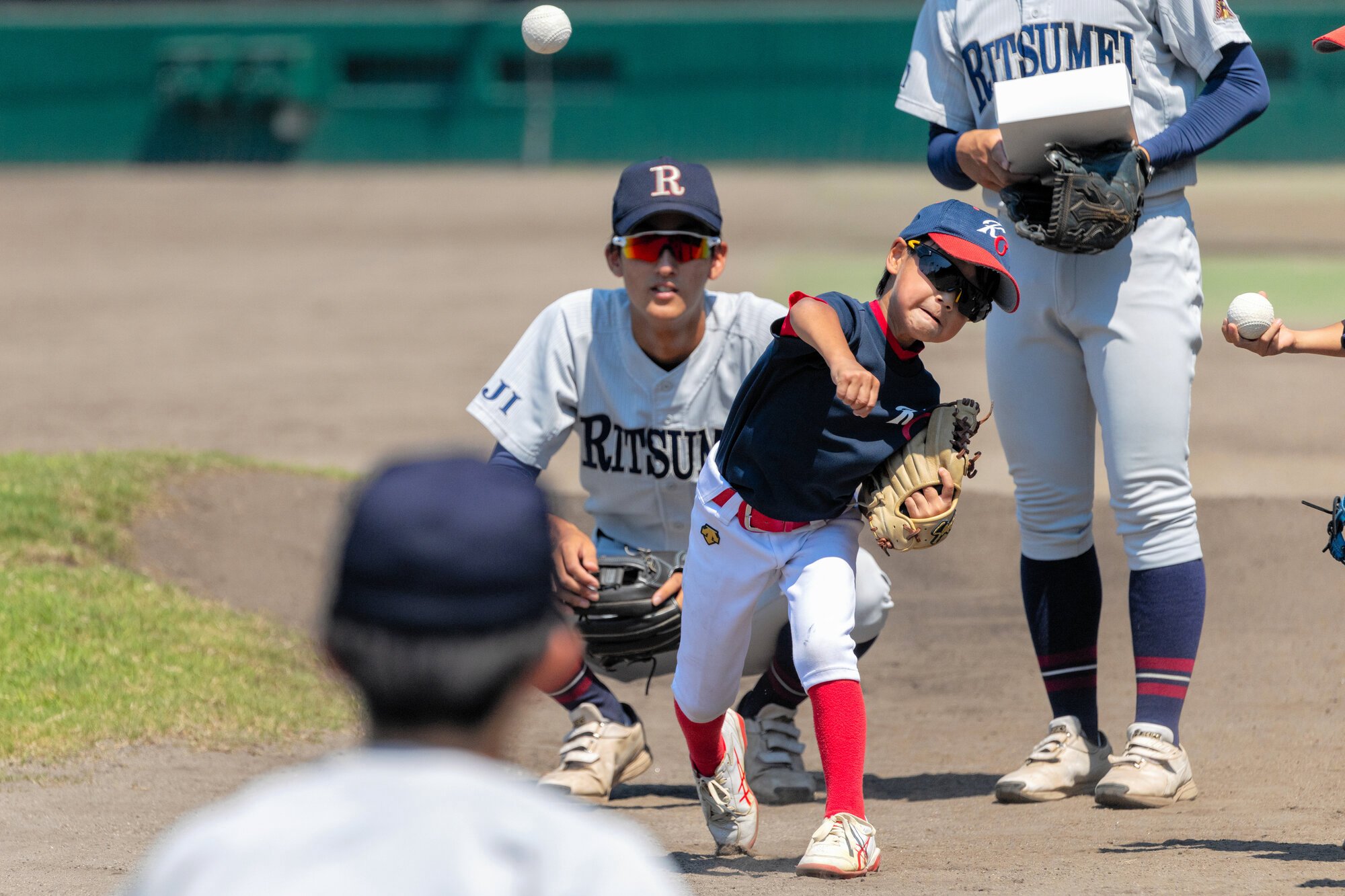 ピッチングを教わる小学生=2025年7月30日午前10時7分、わかさスタジアム京都、木子慎太郎撮影