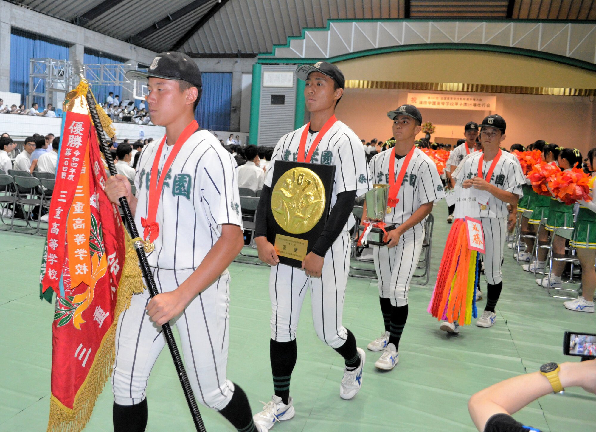 在校生に送り出される津田学園の選手ら=2025年7月30日、三重県桑名市、本井宏人撮影