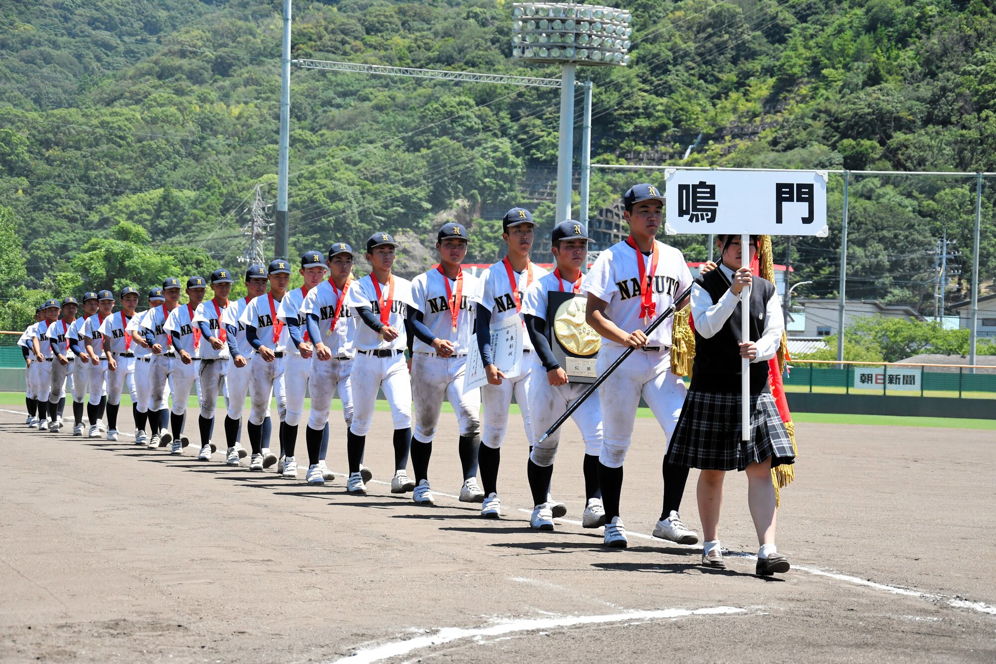 優勝し、グラウンドを行進する鳴門の選手たち=2025年7月29日午後0時56分、むつみ、吉田博行撮影
