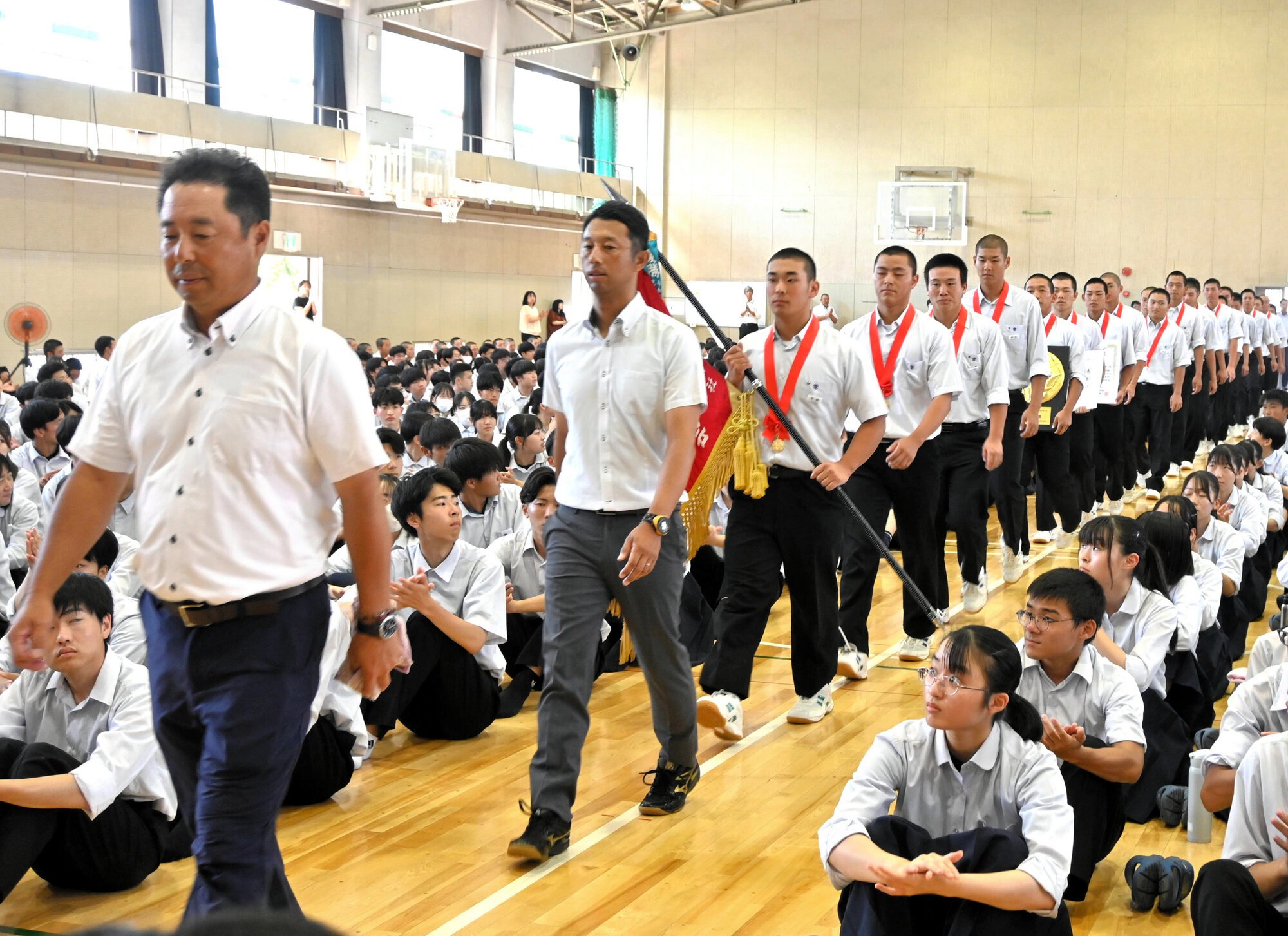 藤井潤作監督を先頭に入場する県岐阜商の選手ら=2025年7月30日午前9時7分、岐阜市則武新屋敷、高原敦撮影