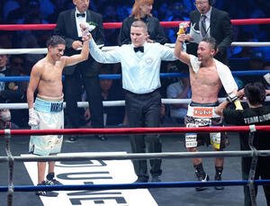 バルガス(左)と比嘉の試合は引き分けに終わる(撮影･足立雅史)