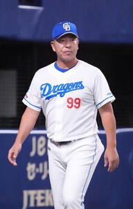 中日対巨人　6回終了、選手交代を告げベンチへ戻る井上監督(撮影･森本幸一)