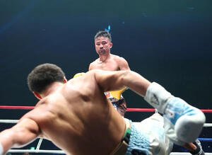 4回、バルガス(手前)からダウンを奪う比嘉(撮影･宮地輝)