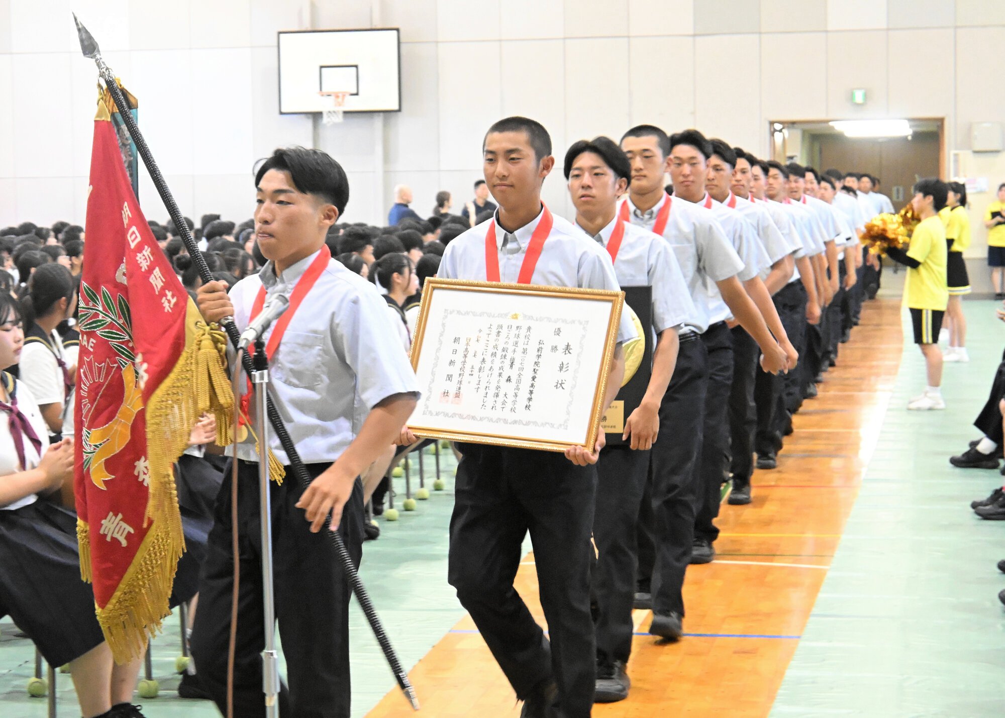 体育館に入場する弘前学院聖愛の選手たち=2025年7月30日午前9時5分、青森県弘前市、小田邦彦撮影