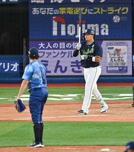 DeNA対ヤクルト　4回表ヤクルト無死二塁、村上は四球を選ぶ。投手バウアー(撮影･滝沢徹郎)　