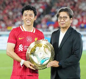 横浜対リバプール　試合後、プレートをJリーグ野々村チェアマン(右)から受け取るリバプール遠藤(撮影･江口和貴)