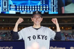 中日対巨人　ヒーローインタビューを終え、笑顔でガッツポーズする巨人戸郷(撮影･前田充)