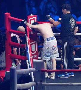 試合を終え、うなだれる寺地(撮影･足立雅史)