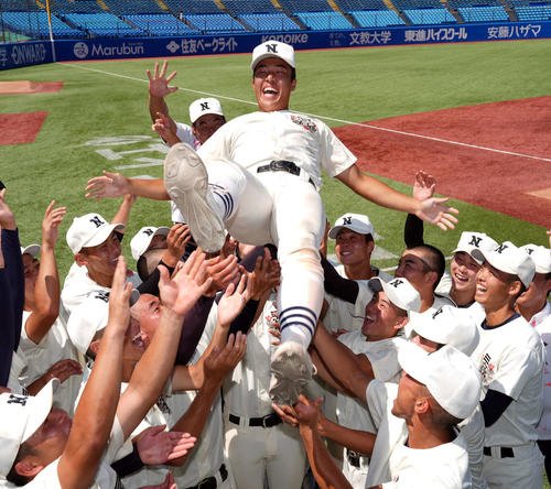 東海大菅生対日大三　甲子園出場を決め喜ぶナインに胴上げされる日大三･本間主将(撮影･小島史椰)