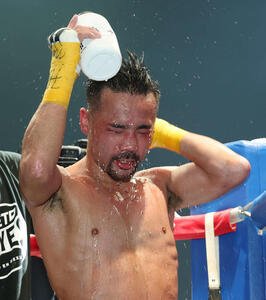 バルガスと引き分け、水をかぶる比嘉(撮影･宮地輝)