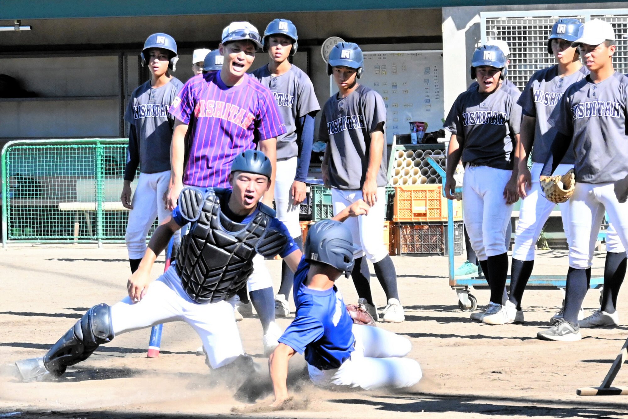 練習に打ち込む西日本短大付の野球部員ら=2025年7月30日午前8時39分、八女市亀甲、山本達洋撮影