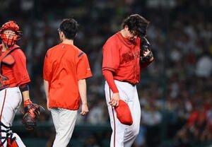 阪神対広島　6回裏阪神無死一塁、一度はマウンドに戻るも、降板する大瀬良(撮影･藤尾明華)