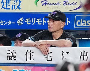 ロッテ対楽天　ベンチで浮かない表情のロッテ吉井監督(撮影･鈴木みどり)