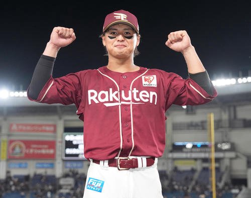 ロッテ対楽天　ヒーローインタビュー後、ガッツポーズする楽天黒川(撮影･鈴木みどり)