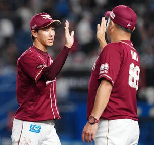 ロッテ対楽天　ロッテに勝利し、三木監督(右)とタッチを交わす楽天岸(撮影･鈴木みどり)