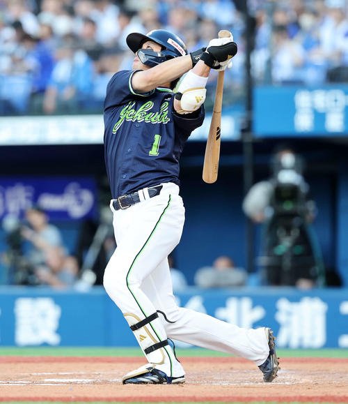 DeNA対ヤクルト　2回表ヤクルト2死、山田は左越えソロ本塁打を放つ(撮影･鈴木正人)